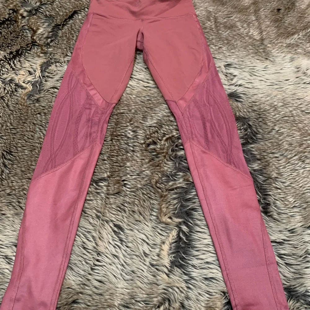 ALO Yoga Vitality Legging in Grenache Glossy Size XS